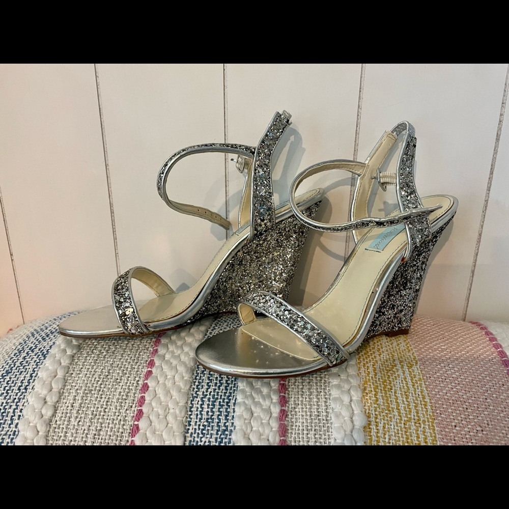 Blue by Betsey Johnson Women's Darci Wedge Sandal